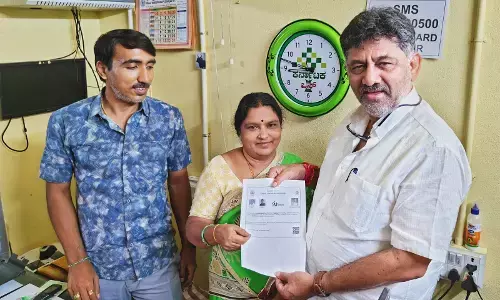 ಕನಕಪುರದ ಕರ್ನಾಟಕ ಒನ್ ಸೇವಾ ಕೇಂದ್ರಕ್ಕೆ ಡಿಸಿಎಂ ದಿಢೀರ್ ಭೇಟಿ; ಗೃಹಲಕ್ಷಿ ನೋಂದಣಿ ಪ್ರಕ್ರಿಯೆ ಪರಿಶೀಲನೆ