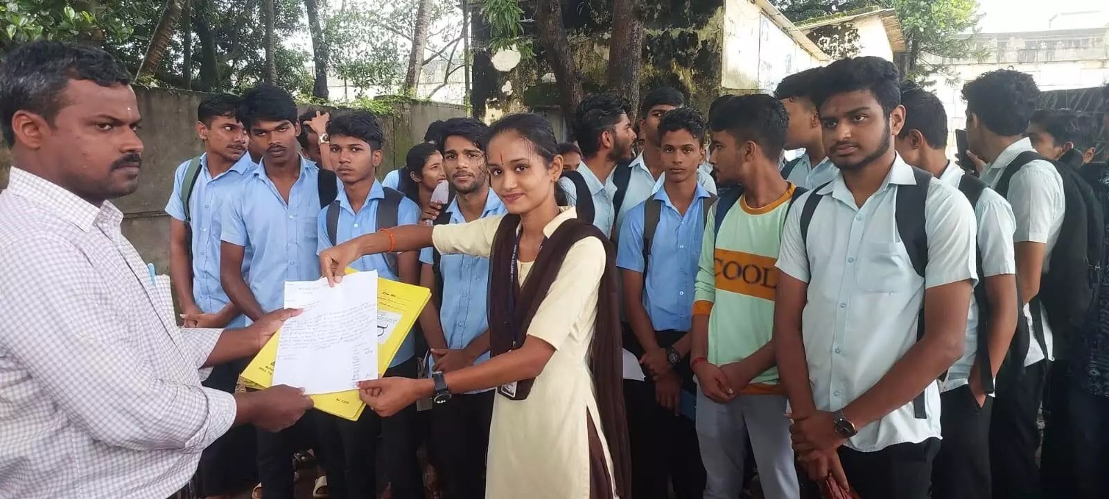 ಕುಂದಾಪುರ: ಸರಕಾರಿ ಬಸ್ ವ್ಯವಸ್ಥೆ ಕಲ್ಪಿಸುವಂತೆ ಆಗ್ರಹಿಸಿ ವಿದ್ಯಾರ್ಥಿಗಳಿಂದ ಧರಣಿ ಕುಂದಾಪುರ: ಸರಕಾರಿ ಬಸ್ ವ್ಯವಸ್ಥೆ ಕಲ್ಪಿಸುವಂತೆ ಆಗ್ರಹಿಸಿ ವಿದ್ಯಾರ್ಥಿಗಳಿಂದ ಧರಣಿ