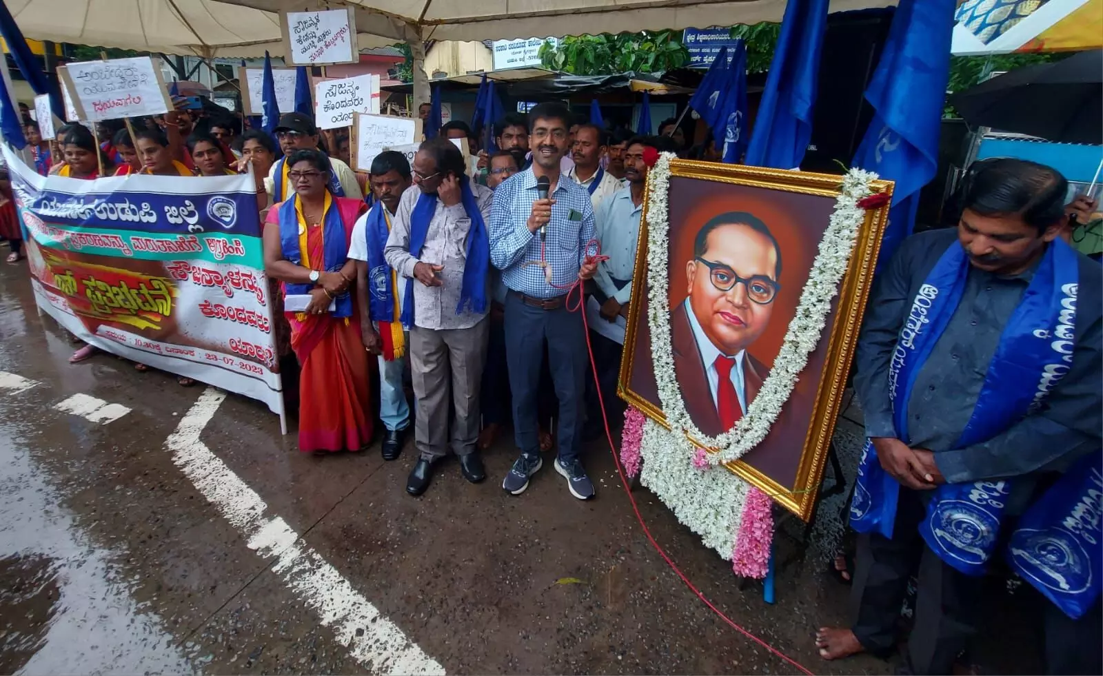 ಉಡುಪಿ: ಸೌಜನ್ಯ ಅತ್ಯಾಚಾರ, ಕೊಲೆಪ್ರಕರಣದ ನ್ಯಾಯಬದ್ಧ ತನಿಖೆಗೆ ಆಗ್ರಹಿಸಿ ಪ್ರತಿಭಟನೆ ಉಡುಪಿ: ಸೌಜನ್ಯ ಅತ್ಯಾಚಾರ, ಕೊಲೆಪ್ರಕರಣದ ನ್ಯಾಯಬದ್ಧ ತನಿಖೆಗೆ ಆಗ್ರಹಿಸಿ ಪ್ರತಿಭಟನೆ