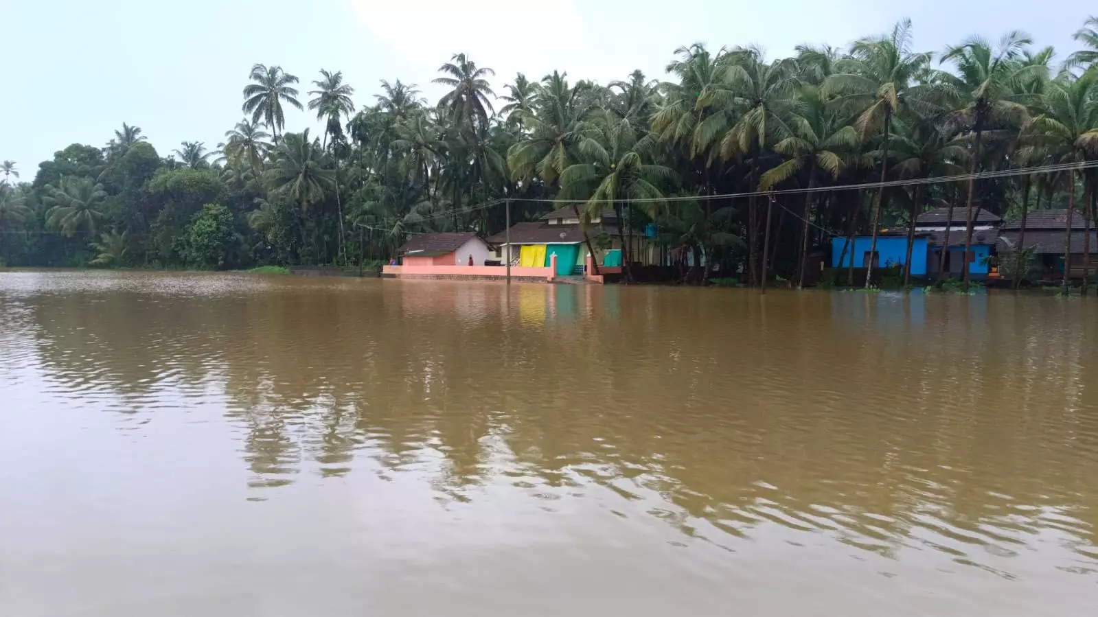 ನಿರಂತರ ಮಳೆ: ಬೈಂದೂರು ತಾಲೂಕಿನ ಹಲವು ಪ್ರದೇಶಗಳು ಜಲಾವೃತ ನಿರಂತರ ಮಳೆ: ಬೈಂದೂರು ತಾಲೂಕಿನ ಹಲವು ಪ್ರದೇಶಗಳು ಜಲಾವೃತ