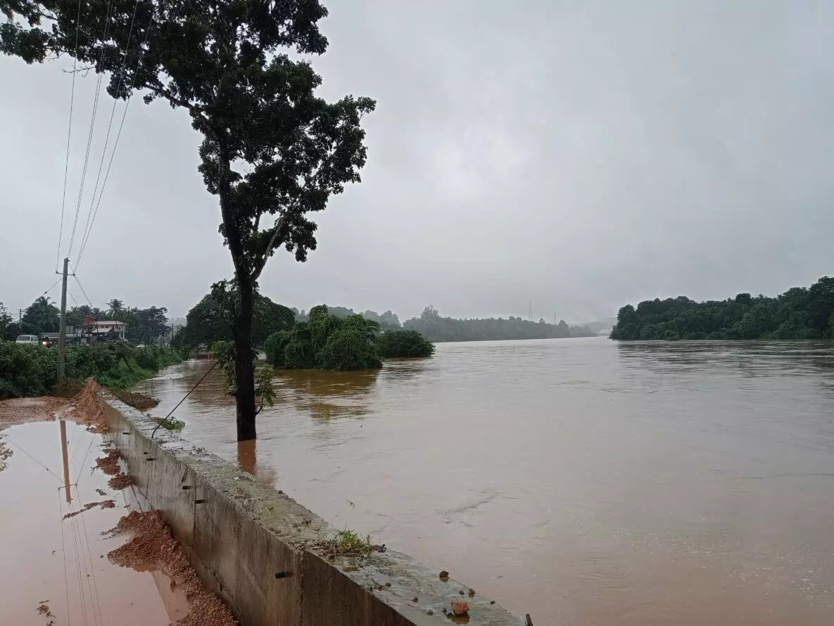 ಉಪ್ಪಿನಂಗಡಿ: ತುಂಬಿ ಹರಿಯುತ್ತಿರುವ ನದಿ; ಶಾಸಕರು, ಅಧಿಕಾರಿಗಳ ಭೇಟಿ ಉಪ್ಪಿನಂಗಡಿ: ತುಂಬಿ ಹರಿಯುತ್ತಿರುವ ನದಿ; ಶಾಸಕರು, ಅಧಿಕಾರಿಗಳ ಭೇಟಿ