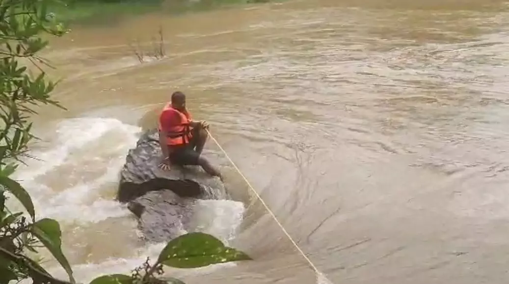 ಸಕಲೇಶಪುರ: ಮೂಕನ ಮನೆ ಫಾಲ್ಸ್ ನಲ್ಲಿ ನೀರಿನಲ್ಲಿ ಕೊಚ್ಚಿ ಹೋಗುತ್ತಿದ್ದ ಯುವಕನ ರಕ್ಷಣೆ