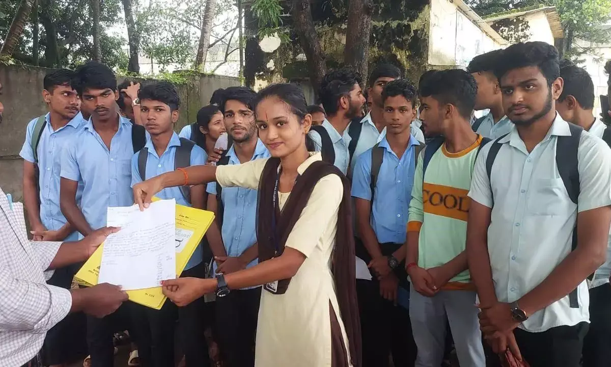 ಕುಂದಾಪುರ: ಸರಕಾರಿ ಬಸ್ ವ್ಯವಸ್ಥೆ ಕಲ್ಪಿಸುವಂತೆ ಆಗ್ರಹಿಸಿ ವಿದ್ಯಾರ್ಥಿಗಳಿಂದ ಧರಣಿ