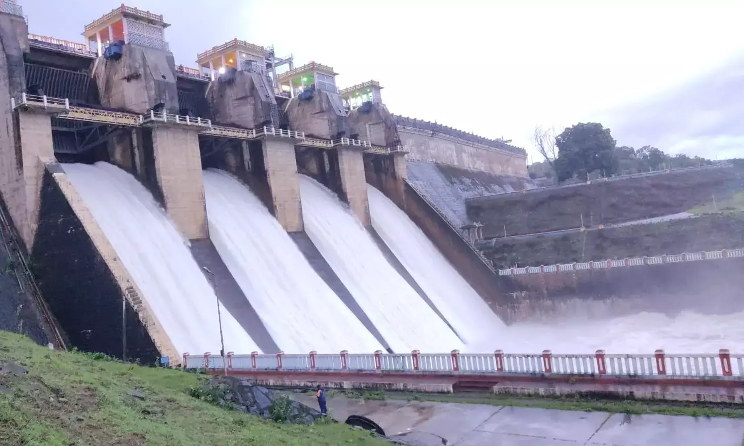 ಕೊಡಗು ಜಿಲ್ಲೆಯಾದ್ಯಂತ ಧಾರಾಕಾರ ಮಳೆ: ಹಲವೆಡೆ ಪ್ರವಾಹದಿಂದಾಗಿ ರಸ್ತೆ, ಸೇತುವೆ ಸಂಪರ್ಕ ಕಡಿತ