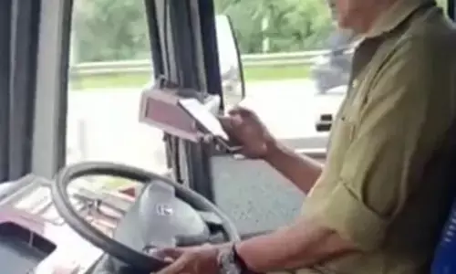 ಮಂಗಳೂರು : ಮೊಬೈಲ್ ನೋಡುತ್ತಲೇ ಬಸ್ ಚಲಾಯಿಸಿದ ಚಾಲಕ