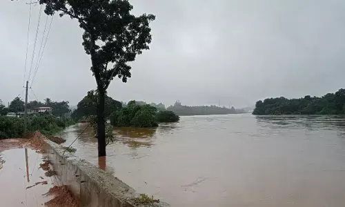 ಉಪ್ಪಿನಂಗಡಿ: ತುಂಬಿ ಹರಿಯುತ್ತಿರುವ ನದಿ; ಶಾಸಕರು, ಅಧಿಕಾರಿಗಳ ಭೇಟಿ