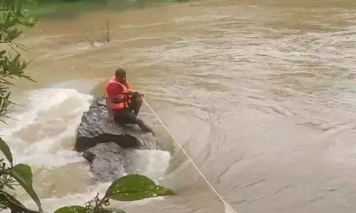 ಸಕಲೇಶಪುರ: ಮೂಕನ ಮನೆ ಫಾಲ್ಸ್ ನಲ್ಲಿ ನೀರಿನಲ್ಲಿ ಕೊಚ್ಚಿ ಹೋಗುತ್ತಿದ್ದ ಯುವಕನ ರಕ್ಷಣೆ