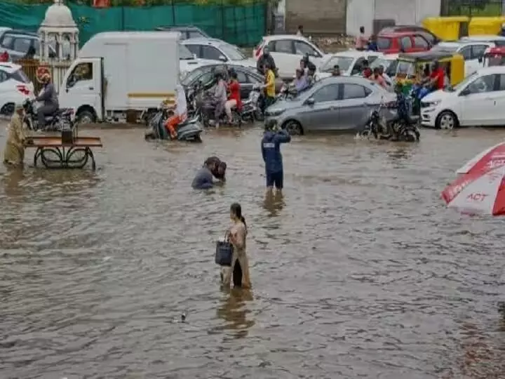 ಗುಜರಾತ್ ನಲ್ಲಿ ಮಳೆ ಅಬ್ಬರ; ಶತಕ ದಾಟಿದ ಸಾವಿನ ಸಂಖ್ಯೆ ಗುಜರಾತ್ ನಲ್ಲಿ ಮಳೆ ಅಬ್ಬರ; ಶತಕ ದಾಟಿದ ಸಾವಿನ ಸಂಖ್ಯೆ