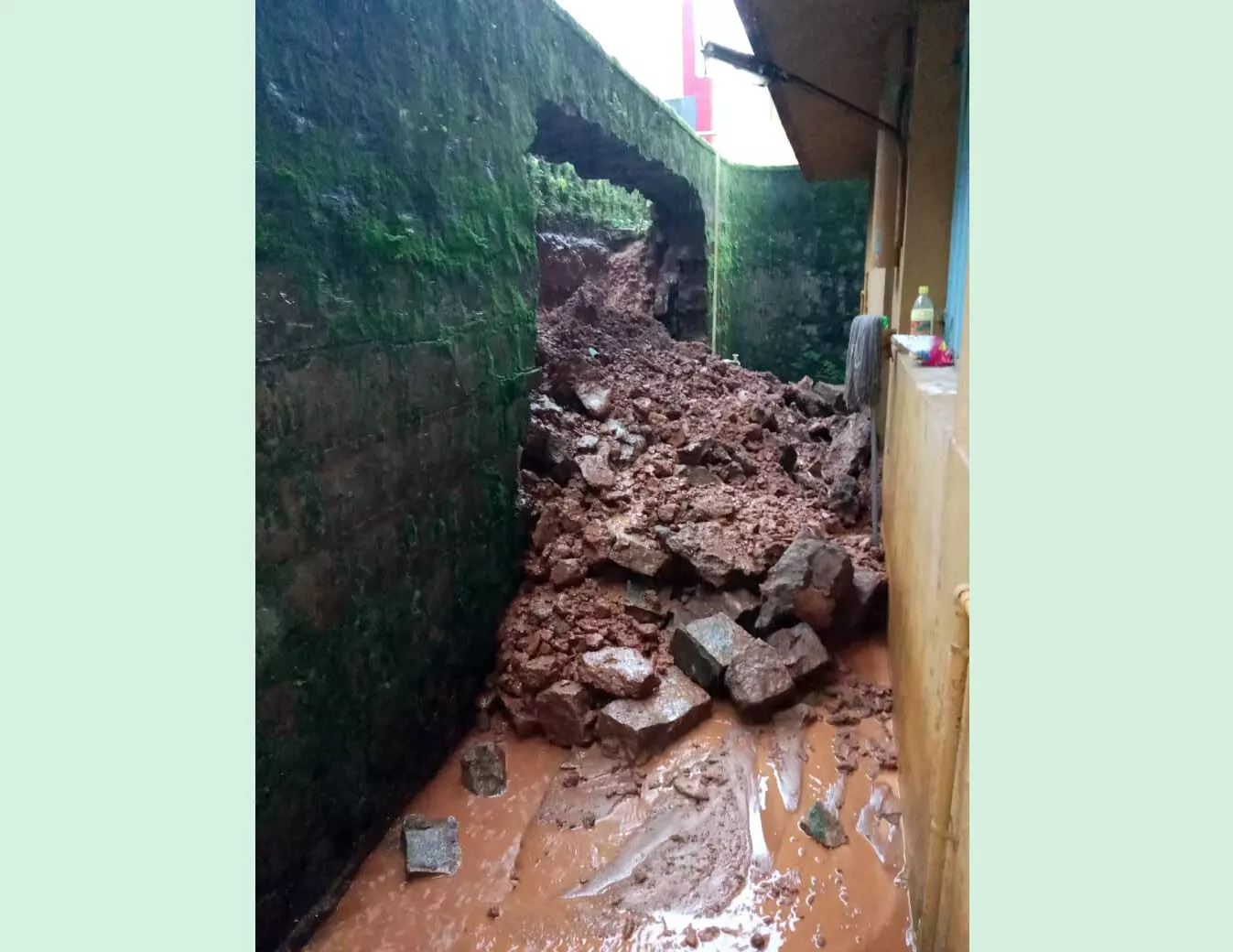 ಕೊಪ್ಪದಲ್ಲಿ ಭಾರೀ ಮಳೆ: ವಿದ್ಯಾರ್ಥಿ ನಿಲಯದ ಆವರಣ ಗೋಡೆ ಕುಸಿತ ಕೊಪ್ಪದಲ್ಲಿ ಭಾರೀ ಮಳೆ: ವಿದ್ಯಾರ್ಥಿ ನಿಲಯದ ಆವರಣ ಗೋಡೆ ಕುಸಿತ