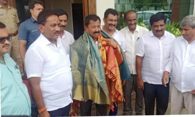 ಮನ್ಮುಲ್ ಅಧ್ಯಕ್ಷ ಸ್ಥಾನ ಕಾಂಗ್ರೆಸ್ ತೆಕ್ಕೆಗೆ; ಮಂಡ್ಯದಲ್ಲಿ ಜೆಡಿಎಸ್ ಗೆ ಮತ್ತೆ ಮುಖಭಂಗ ಮನ್ಮುಲ್ ಅಧ್ಯಕ್ಷ ಸ್ಥಾನ ಕಾಂಗ್ರೆಸ್ ತೆಕ್ಕೆಗೆ; ಮಂಡ್ಯದಲ್ಲಿ ಜೆಡಿಎಸ್ ಗೆ ಮತ್ತೆ ಮುಖಭಂಗ