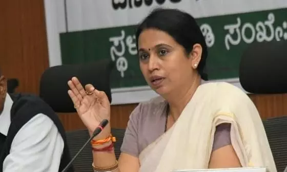 ಗೃಹಲಕ್ಷ್ಮಿ ಯೋಜನೆಯ ನೋಂದಣಿಗೆ ಹಣ ಪಡೆದರೆ ಕ್ರಿಮಿನಲ್ ಕೇಸ್: ಸಚಿವೆ ಲಕ್ಷ್ಮಿ ಹೆಬ್ಬಾಳ್ಕರ್ ಎಚ್ಚರಿಕೆ ಗೃಹಲಕ್ಷ್ಮಿ ಯೋಜನೆಯ ನೋಂದಣಿಗೆ ಹಣ ಪಡೆದರೆ ಕ್ರಿಮಿನಲ್ ಕೇಸ್: ಸಚಿವೆ ಲಕ್ಷ್ಮಿ ಹೆಬ್ಬಾಳ್ಕರ್ ಎಚ್ಚರಿಕೆ