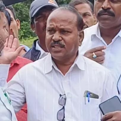 ಕಾರು ಅಪಘಾತದಲ್ಲಿ ಲೋಕೋಪಯೋಗಿ ಇಲಾಖೆ ಅಧಿಕಾರಿ ಮೃತ್ಯು ಕಾರು ಅಪಘಾತದಲ್ಲಿ ಲೋಕೋಪಯೋಗಿ ಇಲಾಖೆ ಅಧಿಕಾರಿ ಮೃತ್ಯು