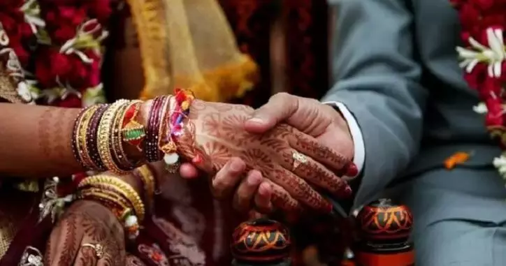 ಅಂತರ್ಜಾತಿ ವಿವಾಹವಾದ ದಂಪತಿಗೆ ಪ್ರಭಾವಿಗಳಿಂದ ಕಿರುಕುಳ: ದಲಿತ ಸಂಘರ್ಷ ಸಮಿತಿ ಆರೋಪ ಅಂತರ್ಜಾತಿ ವಿವಾಹವಾದ ದಂಪತಿಗೆ ಪ್ರಭಾವಿಗಳಿಂದ ಕಿರುಕುಳ: ದಲಿತ ಸಂಘರ್ಷ ಸಮಿತಿ ಆರೋಪ