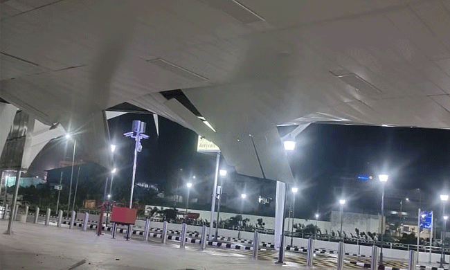 ಪ್ರಧಾನಿ ಮೋದಿ ಉದ್ಘಾಟಿಸಿದ ಕೆಲದಿನಗಳಲ್ಲೇ ವಿಮಾನ ನಿಲ್ದಾಣದ ಛಾವಣಿ ಕುಸಿತ; ವಿಡಿಯೋ ವೈರಲ್