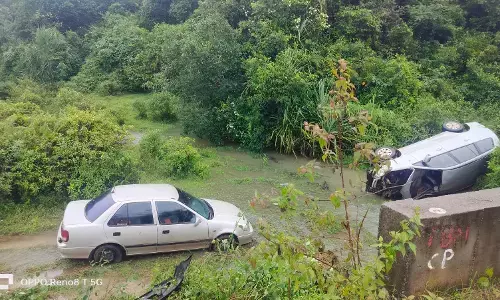 ಚಿಕ್ಕಮಗಳೂರು | ಒಂದೇ ಸ್ಥಳದಲ್ಲಿ ಎರಡು ಕಾರುಗಳು ಅಪಘಾತ: ಪ್ರಯಾಣಿಕರಿಗೆ ಗಾಯ