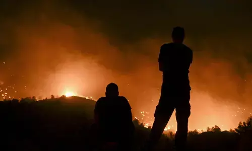 ಗ್ರೀಕ್‌ ದ್ವೀಪ ರೋಡ್ಸ್‌ನಲ್ಲಿ ಭೀಕರ ಕಾಡ್ಗಿಚ್ಚು; 19,000ಕ್ಕೂ ಅಧಿಕ ಜನರ ಸ್ಥಳಾಂತರ