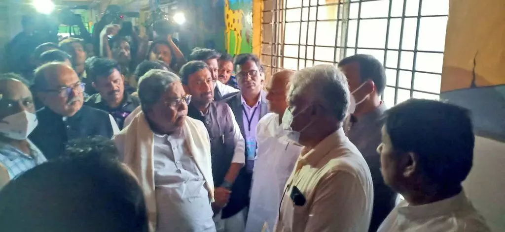 ಹಾವೇರಿ ಜಿಲ್ಲಾಸ್ಪತ್ರೆಗೆ ದಿಢೀರ್ ಭೇಟಿ ನೀಡಿದ ಸಿಎಂ ಸಿದ್ದರಾಮಯ್ಯ; ಸ್ಥಳದಲ್ಲಿಯೇ ಮುಖ್ಯ ಇಂಜಿನಿಯರ್ ಅಮಾನತಿಗೆ ಸೂಚನೆ ಹಾವೇರಿ ಜಿಲ್ಲಾಸ್ಪತ್ರೆಗೆ ದಿಢೀರ್ ಭೇಟಿ ನೀಡಿದ ಸಿಎಂ ಸಿದ್ದರಾಮಯ್ಯ; ಸ್ಥಳದಲ್ಲಿಯೇ ಮುಖ್ಯ ಇಂಜಿನಿಯರ್ ಅಮಾನತಿಗೆ ಸೂಚನೆ