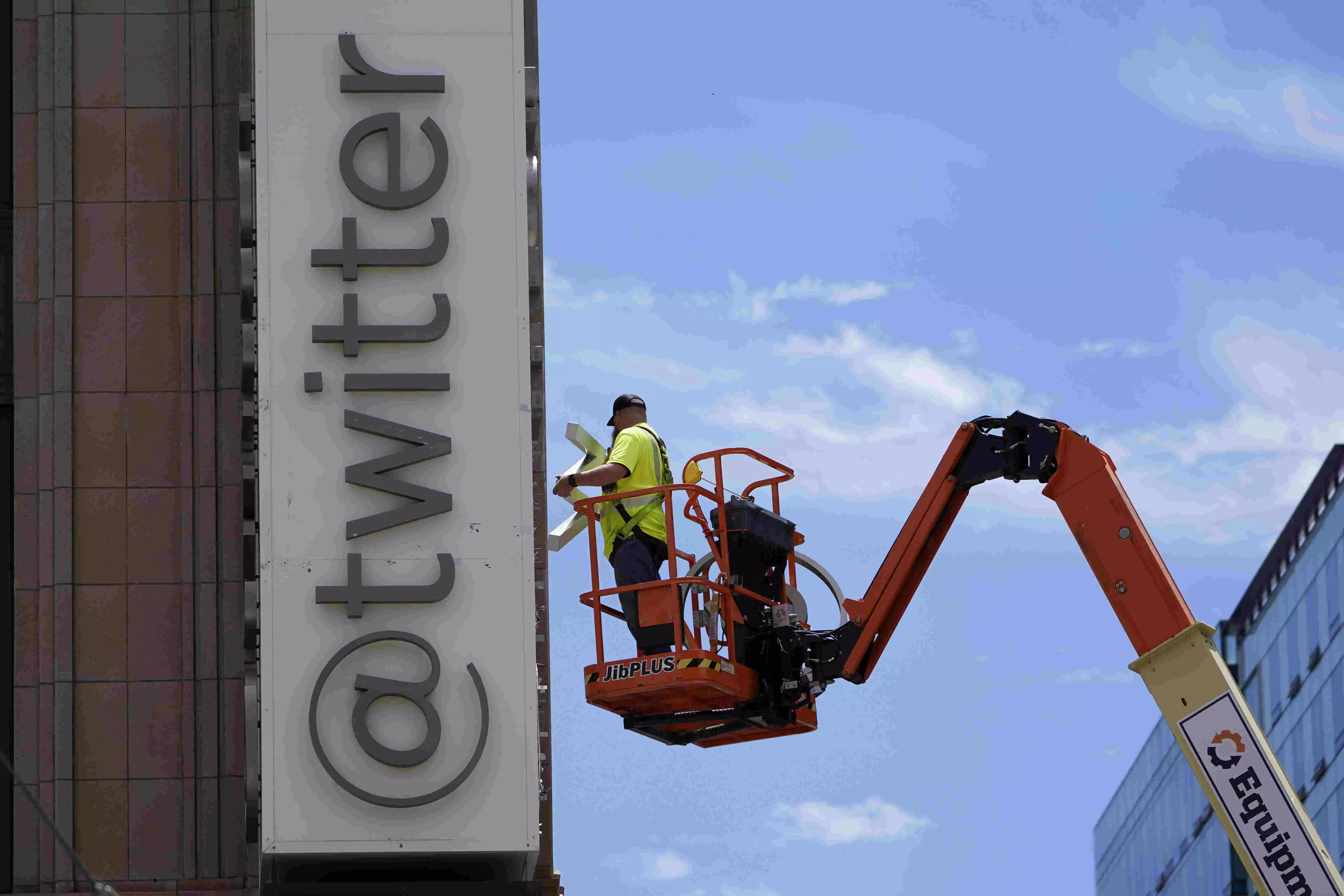 ಟ್ವಿಟರ್ ಪ್ರಧಾನ ಕಚೇರಿಯಲ್ಲಿ ಲೋಗೊ ತೆಗೆಯಲು ಪೊಲೀಸರ ತಡೆ ಟ್ವಿಟರ್ ಪ್ರಧಾನ ಕಚೇರಿಯಲ್ಲಿ ಲೋಗೊ ತೆಗೆಯಲು ಪೊಲೀಸರ ತಡೆ