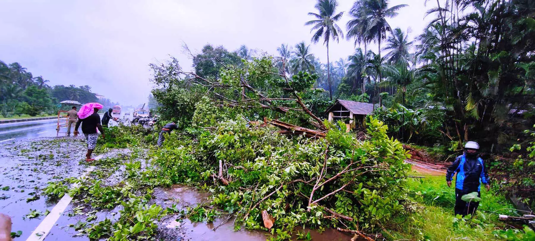 ಕಾಪು: ಭಾರೀ ಮಳೆಗೆ ಹಲವು ಮನೆಗಳಿಗೆ ಹಾನಿ; ಅಪಾರ ನಷ್ಟ ಕಾಪು: ಭಾರೀ ಮಳೆಗೆ ಹಲವು ಮನೆಗಳಿಗೆ ಹಾನಿ; ಅಪಾರ ನಷ್ಟ