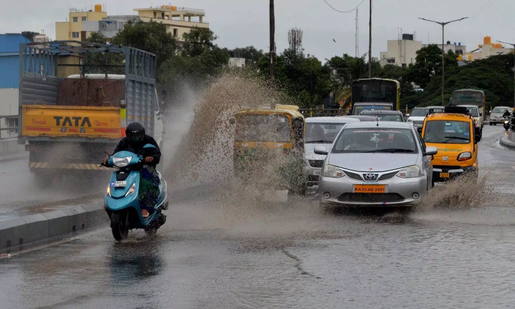 ಬೆಂಗಳೂರಿನಲ್ಲಿ ಸುರಿದ ಭಾರೀ ಮಳೆ: ಸಂಚಾರ ಅಸ್ತವ್ಯಸ್ತ, ಸಾರ್ವಜನಿಕರ ಪರದಾಟ