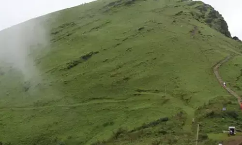 ಚಿಕ್ಕಮಗಳೂರಿನಲ್ಲಿ ಭಾರೀ ಮಳೆಗೆ ಗುಡ್ಡ ಕುಸಿತ: ಮುಳ್ಳಯ್ಯನಗಿರಿ ಮಾರ್ಗದಲ್ಲಿ ವಾಹನ ಸಂಚಾರ ಬಂದ್, ಪ್ರವಾಸಿಗರಿಗೆ ನಿರ್ಬಂಧ