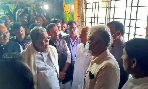 ಹಾವೇರಿ ಜಿಲ್ಲಾಸ್ಪತ್ರೆಗೆ ದಿಢೀರ್ ಭೇಟಿ ನೀಡಿದ ಸಿಎಂ ಸಿದ್ದರಾಮಯ್ಯ; ಸ್ಥಳದಲ್ಲಿಯೇ ಮುಖ್ಯ ಇಂಜಿನಿಯರ್ ಅಮಾನತಿಗೆ ಸೂಚನೆ