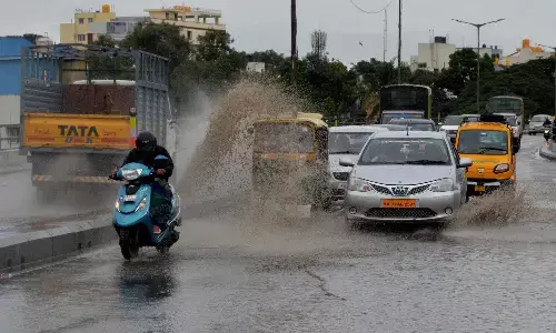 ಬೆಂಗಳೂರಿನಲ್ಲಿ ಸುರಿದ ಭಾರೀ ಮಳೆ: ಸಂಚಾರ ಅಸ್ತವ್ಯಸ್ತ, ಸಾರ್ವಜನಿಕರ ಪರದಾಟ