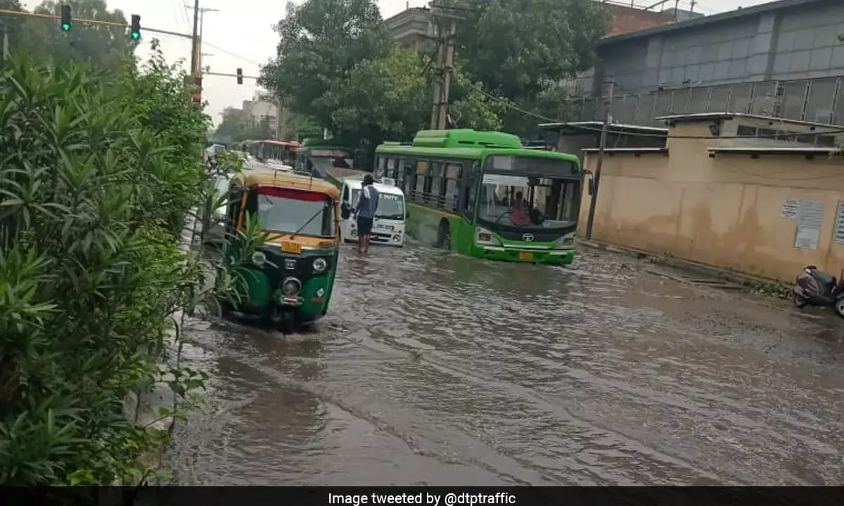 ದಿಲ್ಲಿ, ನೋಯ್ಡಾದಲ್ಲಿ ಭಾರೀ ಮಳೆ, ರಸ್ತೆಗಳು ಜಲಾವೃತ