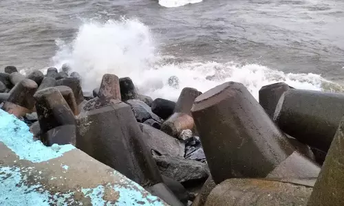 ಅಪಾಯದಂಚಿನಲ್ಲಿ ಕೋಡಿ ಸೀವಾಕ್: ಶಾಸಕರ ಭೇಟಿ