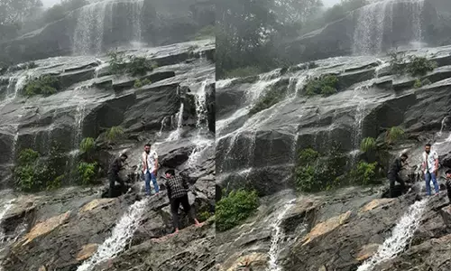 ಚಿಕ್ಕಮಗಳೂರು: ಜಿಲ್ಲಾಡಳಿತದ ನಿರ್ಬಂಧದ ನಡುವೆಯೂ ಅಪಾಯಕಾರಿ ಬಂಡೆ ಕಲ್ಲುಗಳ ಮೇಲೆ ಹತ್ತಿ ಫೋಟೋ ಕ್ಲಿಕ್ಕಿಸುತ್ತಿರುವ ಪ್ರವಾಸಿಗರು