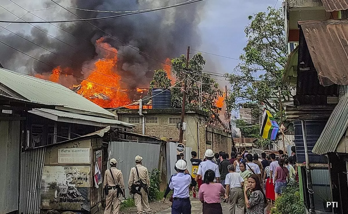 ಮಣಿಪುರದ ಬಿಷ್ಣುಪುರದಲ್ಲಿ ಮತ್ತೆ ಹಿಂಸಾಚಾರ, ಮನೆಗಳಿಗೆ ಬೆಂಕಿ ಮಣಿಪುರದ ಬಿಷ್ಣುಪುರದಲ್ಲಿ ಮತ್ತೆ ಹಿಂಸಾಚಾರ, ಮನೆಗಳಿಗೆ ಬೆಂಕಿ