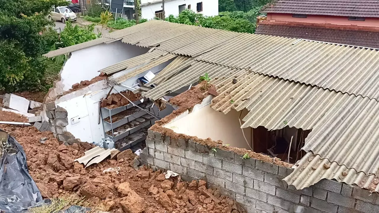 ಭಾರೀ ಮಳೆ: ಚಿಕ್ಕಮಗಳೂರು ಜಿಲ್ಲೆಯಲ್ಲಿ ಇದುವರೆಗೆ ಮೂವರು ಮೃತ್ಯು; 92 ಮನೆಗಳಿಗೆ ಸಂಪೂರ್ಣ ಹಾನಿ ಭಾರೀ ಮಳೆ: ಚಿಕ್ಕಮಗಳೂರು ಜಿಲ್ಲೆಯಲ್ಲಿ ಇದುವರೆಗೆ ಮೂವರು ಮೃತ್ಯು; 92 ಮನೆಗಳಿಗೆ ಸಂಪೂರ್ಣ ಹಾನಿ