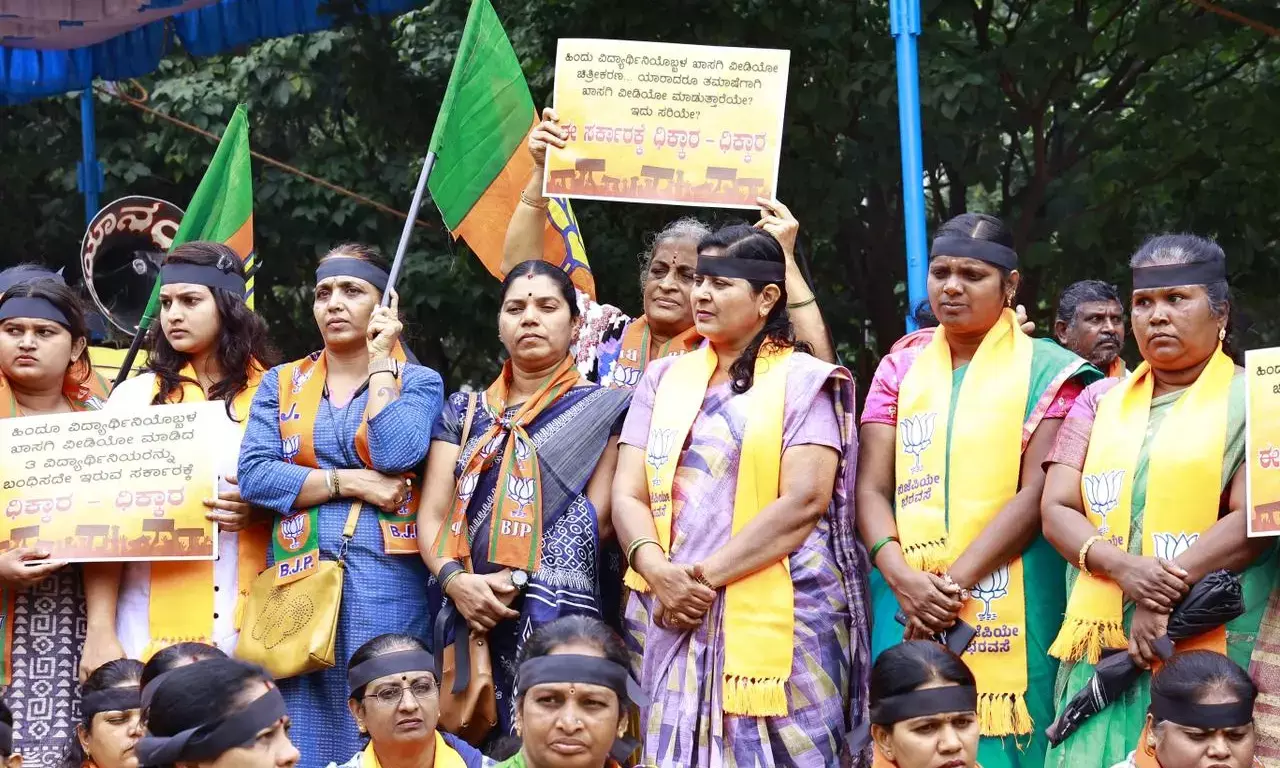 ಕಾಲೇಜಿನ ಶೌಚಾಲಯದಲ್ಲಿ ವಿಡಿಯೋ ಚಿತ್ರೀಕರಣ ಪ್ರಕರಣ: ಬೆಂಗಳೂರಿನಲ್ಲಿ ಬಿಜೆಪಿ ಮಹಿಳಾ ಮೋರ್ಚಾದಿಂದ ಪ್ರತಿಭಟನೆ
