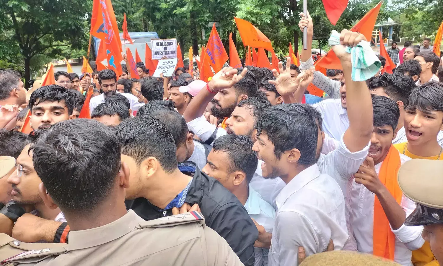 ಉಡುಪಿ ಕಾಲೇಜು ಪ್ರಕರಣ ಖಂಡಿಸಿ ಎಬಿವಿಪಿಯಿಂದ ಪ್ರತಿಭಟನೆ, ತಳ್ಳಾಟ