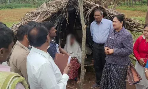 ತುಮಕೂರು | ಮೌಢ್ಯಕ್ಕೆ ಮಗು ಬಲಿ ಪ್ರಕರಣ​: ಗುಡಿಸಲಿನಲ್ಲಿ ಒಂಟಿಯಾಗಿದ್ದ ಬಾಣಂತಿಯನ್ನು ಮನೆಗೆ ಸೇರಿಸಿದ ನ್ಯಾಯಾಧೀಶೆ ನೂರುನ್ನೀಸಾ