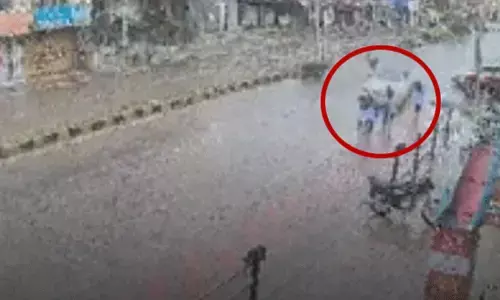 ರಾಯಚೂರು: ಸರಣಿ ಅಪಘಾತದಲ್ಲಿ ಕಾರು ಗುದ್ದಿದ ರಭಸಕ್ಕೆ 15 ಅಡಿ ಎತ್ತರಕ್ಕೆ ಹಾರಿ ಬಿದ್ದ ವಿದ್ಯಾರ್ಥಿನಿ, ಸಿಸಿಟಿವಿಯಲ್ಲಿ ದೃಶ್ಯ ಸೆರೆ