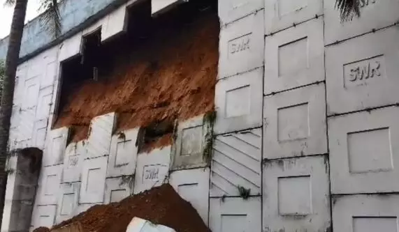 ಹೊಳೆನರಸೀಪುರ ಬಳಿ ಹಾಸನ–ಮೈಸೂರು ಹೆದ್ದಾರಿ ಮೇಲ್ಸೇತುವೆ ತಡೆಗೋಡೆ ಕುಸಿತ