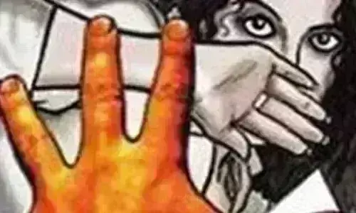 ದಲಿತ ಮಹಿಳೆ ಮೇಲೆ ಹಲ್ಲೆ ನಡೆಸಿ, ವಿವಸ್ತ್ರಗೊಳಿಸಿ ರಾತ್ರಿಯಿಡೀ ಮರಕ್ಕೆ ಕಟ್ಟಿ ಹಾಕಿದ ದುಷ್ಕರ್ಮಿಗಳು