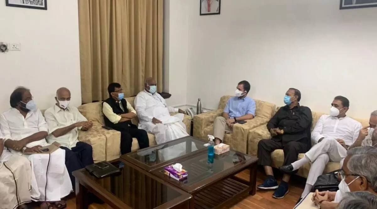 ಇಂದು ಮಣಿಪುರಕ್ಕೆ 21 ಸದಸ್ಯರ ವಿರೋಧ ಪಕ್ಷದ ನಿಯೋಗ ಭೇಟಿ; ರಾಜಸ್ಥಾನ, ಪಶ್ಚಿಮಬಂಗಾಳ ಉಲ್ಲೇಖಿಸಿ ಬಿಜೆಪಿ ಟೀಕೆ ಇಂದು ಮಣಿಪುರಕ್ಕೆ 21 ಸದಸ್ಯರ ವಿರೋಧ ಪಕ್ಷದ ನಿಯೋಗ ಭೇಟಿ; ರಾಜಸ್ಥಾನ, ಪಶ್ಚಿಮಬಂಗಾಳ ಉಲ್ಲೇಖಿಸಿ ಬಿಜೆಪಿ ಟೀಕೆ