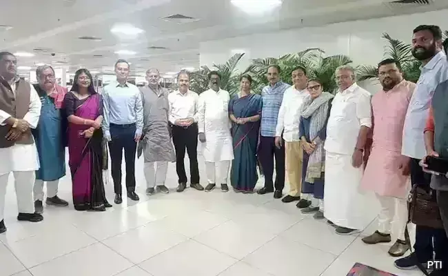 ನೈಜ ಪರಿಸ್ಥಿತಿ ಪರಿಶೀಲಿಸಲು ಎರಡು ದಿನಗಳ ಭೇಟಿಗಾಗಿ ಮಣಿಪುರ ತಲುಪಿದ INDIA ಮೈತ್ರಿಕೂಟದ ನಿಯೋಗ