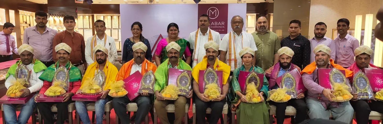 ಉಡುಪಿ: ಮಲಬಾರ್ ಗೋಲ್ಡ್ನಿಂದ ರಕ್ತದಾನ ಶಿಬಿರ, ರಕ್ತದಾನಿಗಳಿಗೆ ಸನ್ಮಾನ ಉಡುಪಿ: ಮಲಬಾರ್ ಗೋಲ್ಡ್ನಿಂದ ರಕ್ತದಾನ ಶಿಬಿರ, ರಕ್ತದಾನಿಗಳಿಗೆ ಸನ್ಮಾನ