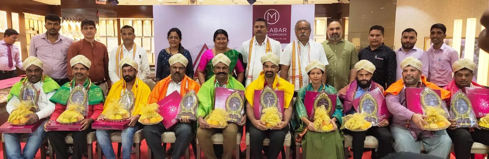 ಉಡುಪಿ ಮಲಬಾರ್ ಗೋಲ್ಡ್ನಿಂದ ರಕ್ತದಾನ ಶಿಬಿರ- ರಕ್ತದಾನಿಗಳಿಗೆ ಸನ್ಮಾನ ಉಡುಪಿ ಮಲಬಾರ್ ಗೋಲ್ಡ್ನಿಂದ ರಕ್ತದಾನ ಶಿಬಿರ- ರಕ್ತದಾನಿಗಳಿಗೆ ಸನ್ಮಾನ