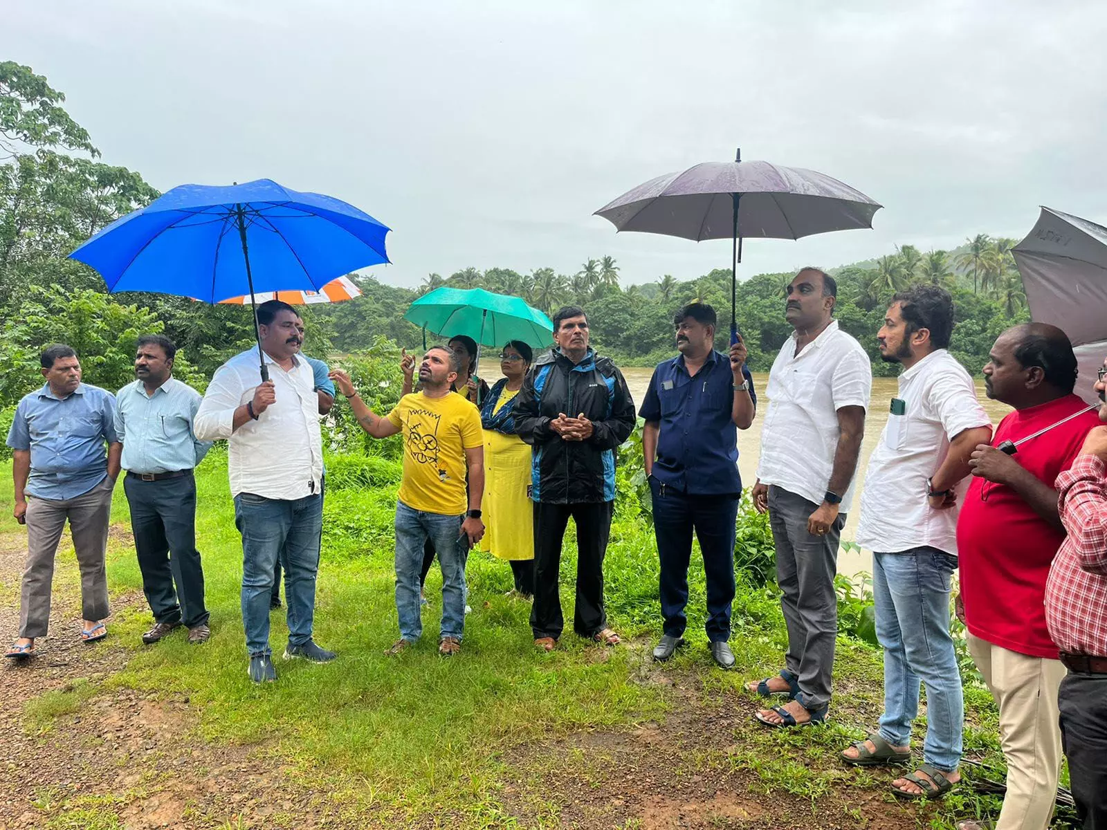 ಶೀಂಬ್ರ ದೇವಳದ ಬಳಿ ನದಿ ಕೊರೆತ: ಶಾಸಕರು, ಅಧಿಕಾರಿಗಳ ತಂಡದಿಂದ ಪರಿಶೀಲನೆ ಶೀಂಬ್ರ ದೇವಳದ ಬಳಿ ನದಿ ಕೊರೆತ: ಶಾಸಕರು, ಅಧಿಕಾರಿಗಳ ತಂಡದಿಂದ ಪರಿಶೀಲನೆ