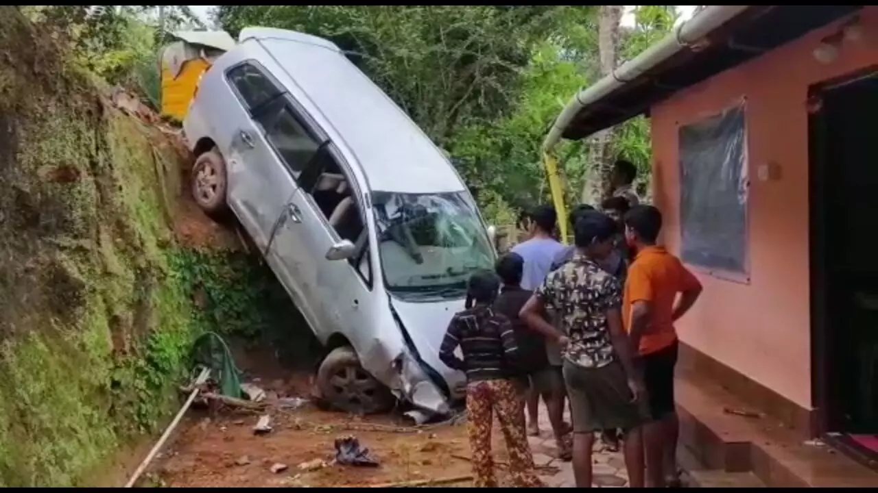 ಚಿಕ್ಕಮಗಳೂರು: ಮನೆಯ ಅಂಗಳಕ್ಕೆ ಉರುಳಿ ಬಿದ್ದ ಕಾರು; 9 ಮಂದಿಗೆ ಗಂಭೀರ ಗಾಯ ಚಿಕ್ಕಮಗಳೂರು: ಮನೆಯ ಅಂಗಳಕ್ಕೆ ಉರುಳಿ ಬಿದ್ದ ಕಾರು; 9 ಮಂದಿಗೆ ಗಂಭೀರ ಗಾಯ