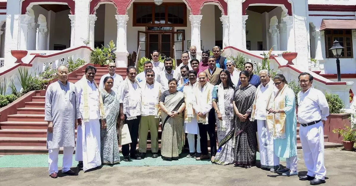 ಮೋದಿ ಮೌನ ಮಣಿಪುರದ ಕುರಿತು ಅವರ ನಿರ್ಲಜ್ಜ ಅಸಡ್ಡೆಯನ್ನು ತೋರಿಸುತ್ತಿದೆ: ಮಣಿಪುರ ರಾಜ್ಯಪಾಲರಿಗೆ ತಿಳಿಸಿದ ಪ್ರತಿಪಕ್ಷ ನಿಯೋಗ ಮೋದಿ ಮೌನ ಮಣಿಪುರದ ಕುರಿತು ಅವರ ನಿರ್ಲಜ್ಜ ಅಸಡ್ಡೆಯನ್ನು ತೋರಿಸುತ್ತಿದೆ: ಮಣಿಪುರ ರಾಜ್ಯಪಾಲರಿಗೆ ತಿಳಿಸಿದ ಪ್ರತಿಪಕ್ಷ ನಿಯೋಗ