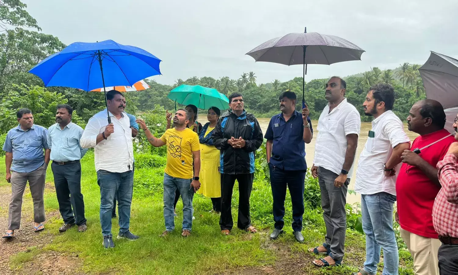 ಶೀಂಬ್ರ ದೇವಳದ ಬಳಿ ನದಿ ಕೊರೆತ: ಶಾಸಕರು, ಅಧಿಕಾರಿಗಳ ತಂಡದಿಂದ ಪರಿಶೀಲನೆ