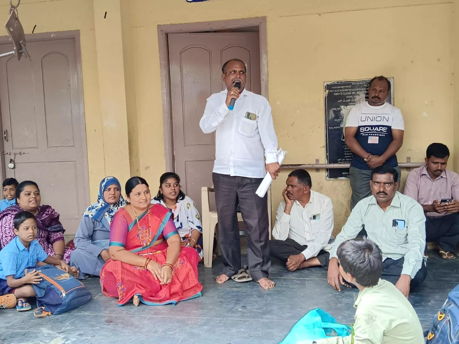 ದಾವಣಗೆರೆ: ಸರ್ಕಾರಿ ಶಾಲೆಯಲ್ಲಿ ಸಿಬ್ಬಂದಿ ಕೊರತೆ; ಪಾಲಿಕೆ ಸದಸ್ಯರ ಸಹಿತ ವಿದ್ಯಾರ್ಥಿಗಳಿಂದ ಪ್ರತಿಭಟನೆ ದಾವಣಗೆರೆ: ಸರ್ಕಾರಿ ಶಾಲೆಯಲ್ಲಿ ಸಿಬ್ಬಂದಿ ಕೊರತೆ; ಪಾಲಿಕೆ ಸದಸ್ಯರ ಸಹಿತ ವಿದ್ಯಾರ್ಥಿಗಳಿಂದ ಪ್ರತಿಭಟನೆ