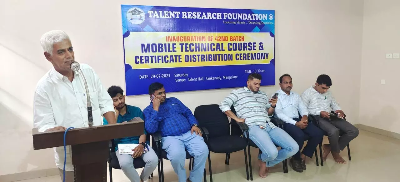 ಮಂಗಳೂರು: ಟಿ.ಆರ್.ಎಫ್. ಮೊಬೈಲ್ ಟೆಕ್ನಿಶಿಯನ್ ಕೋರ್ಸ್ ಸರ್ಟಿಫಿಕೆಟ್ ವಿತರಣೆ ಕಾರ್ಯಕ್ರಮ ಮಂಗಳೂರು: ಟಿ.ಆರ್.ಎಫ್. ಮೊಬೈಲ್ ಟೆಕ್ನಿಶಿಯನ್ ಕೋರ್ಸ್ ಸರ್ಟಿಫಿಕೆಟ್ ವಿತರಣೆ ಕಾರ್ಯಕ್ರಮ
