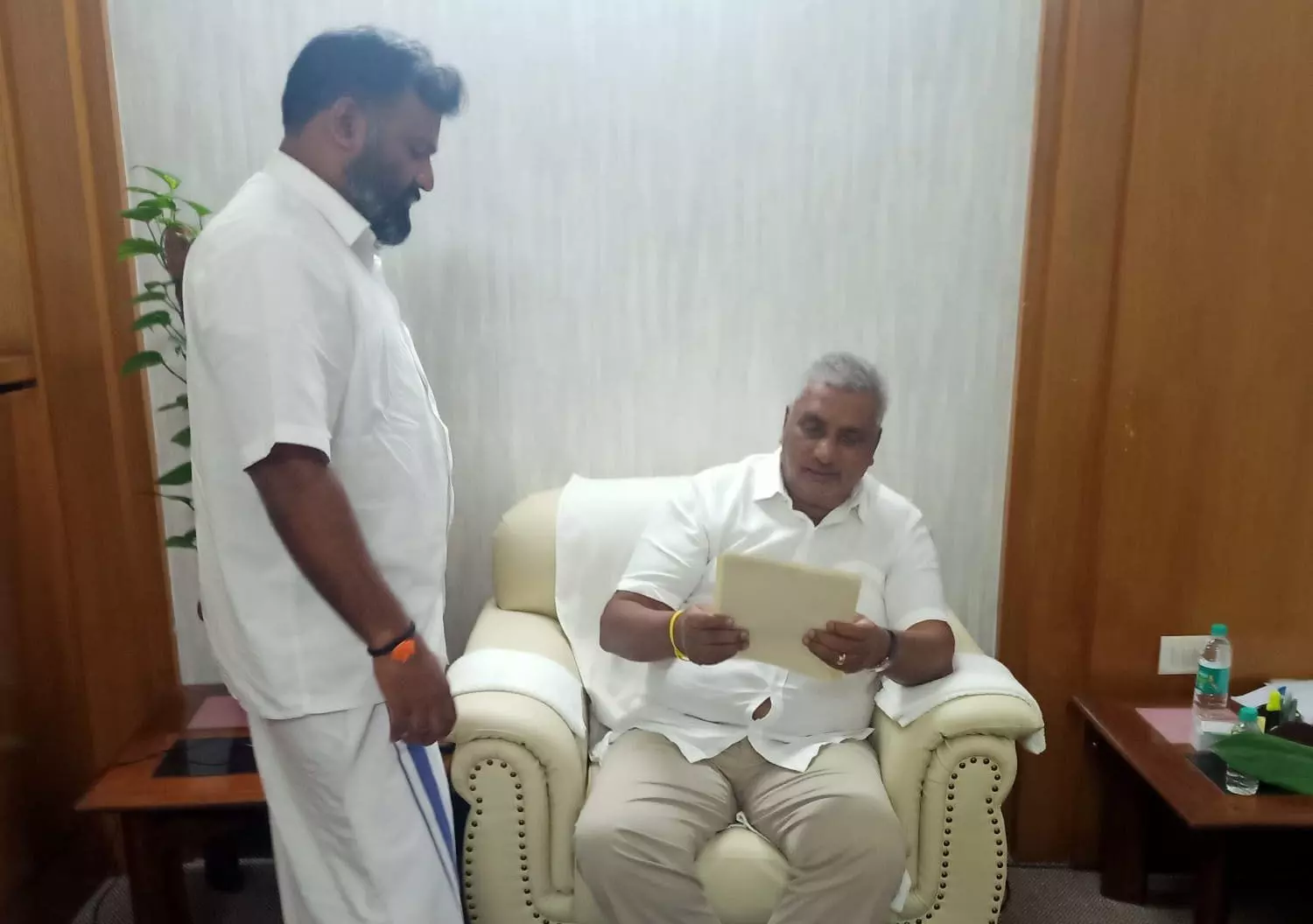 ಶಿರೂರಿನಲ್ಲಿ ಪಶು ಚಿಕಿತ್ಸಾಲಯ: ಸಚಿವರಿಗೆ ಗಂಟಿಹೊಳೆ ಮನವಿ ಶಿರೂರಿನಲ್ಲಿ ಪಶು ಚಿಕಿತ್ಸಾಲಯ: ಸಚಿವರಿಗೆ ಗಂಟಿಹೊಳೆ ಮನವಿ