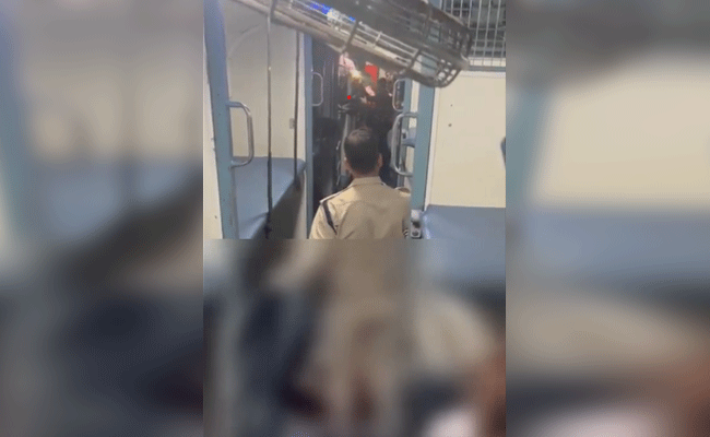 “ಭಾರತದಲ್ಲಿರಬೇಕಾದರೆ ಮೋದಿ, ಯೋಗಿಗೆ ಮತ ಹಾಕಿ”: ನಾಲ್ವರನ್ನು ಗುಂಡು ಹಾರಿಸಿ ಕೊಂದ ಪೇದೆಯ ವಿಡಿಯೋ ವೈರಲ್ “ಭಾರತದಲ್ಲಿರಬೇಕಾದರೆ ಮೋದಿ, ಯೋಗಿಗೆ ಮತ ಹಾಕಿ”: ನಾಲ್ವರನ್ನು ಗುಂಡು ಹಾರಿಸಿ ಕೊಂದ ಪೇದೆಯ ವಿಡಿಯೋ ವೈರಲ್